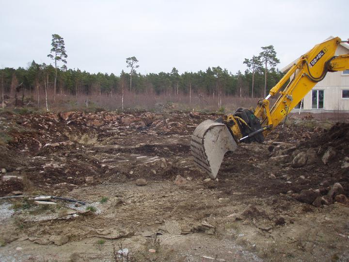 bergrensning 43120 tomt 2.JPG - bergrensning pågår innan sprängningen